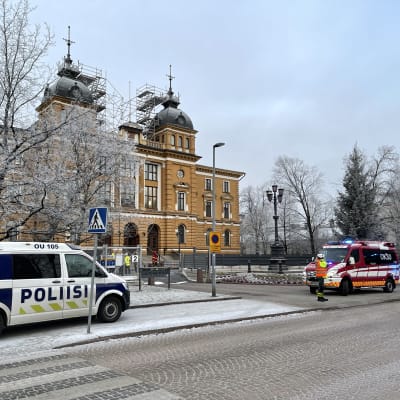 Oulun kaupungintalolla selvitetään mahdollista vaarallisen aineen onnettomuutta tiistana 23.11. aamupäivällä. 