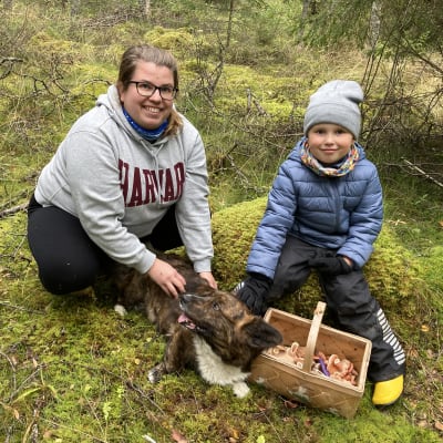 Kokkolalaiset Tiia Oikarinen ja hänen poikansa Eetu Uunila ovat sienessä elokuisessa metsässä Kokkolassa. 