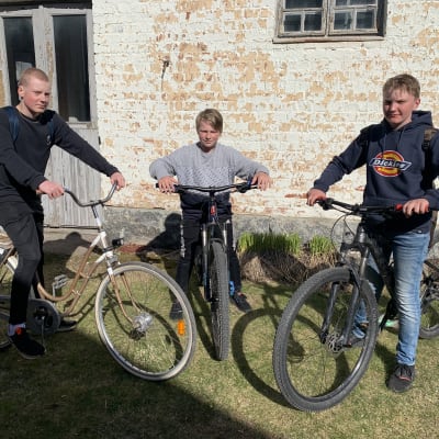 Högstadieeleverna Ben Haga, Alex Nyberg och Joar Holmqvist står med sina cyklar.