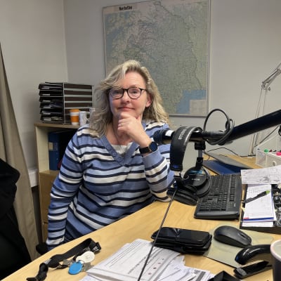 Kuvassa Sveriges Radio Finskan toimittaja Teija Nurminen istuu työpöytänsä ääressä.
