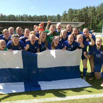 Finlands U17-flickor firar VM-platsen, EM 2018.