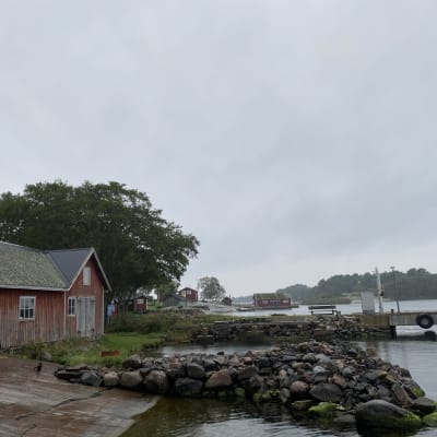 En ö med stenanordningar vid hamnen.