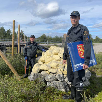 Rajamiehet Jan-Erik Tanhua ja Hannu Sotaniemi Näätämön Norjan rajalla, matkalla Joulutunturiin kyltin vaihtoon. 