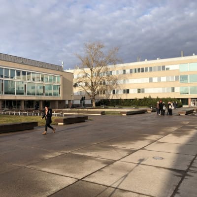 Turun yliopiston päärakennuksen piha.