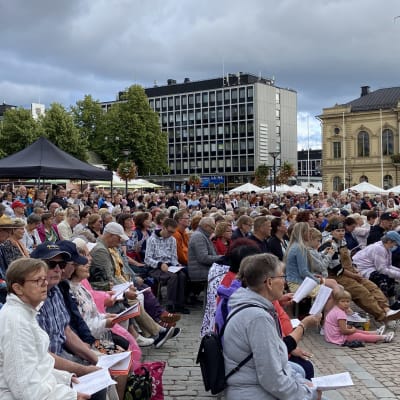 Yleisöä Hämeenlinnan torilla Vexi Salmen muistoksi järjestetyssä yhteislauluillassa.