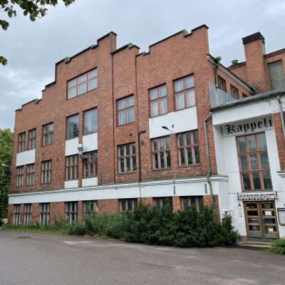Orimattilan Kehräämön punatiilinen rakennus. Oven päällä on kyltti: "Ravintola".