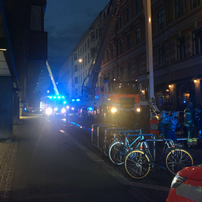 Brandbilar med blå ljus på, på Eriksgatan.