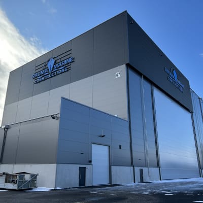 Ison teollisuushallin seinässä lukee Rauma Marine Constructions.