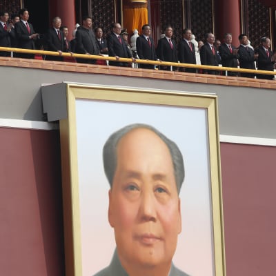 Kinesiska ledare följer med en militärparad vid Tiananmen (Himmelska fridens port) i Peking under Folkrepublikens 70-årsjubileum i oktober 2019. Ledarna är fotograferade ovanför det enorma Mao-porträttet vid porten.