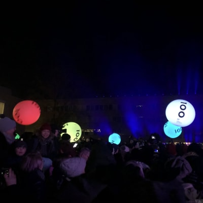 Ljusshow på Åbo Universite med LEDbollar.