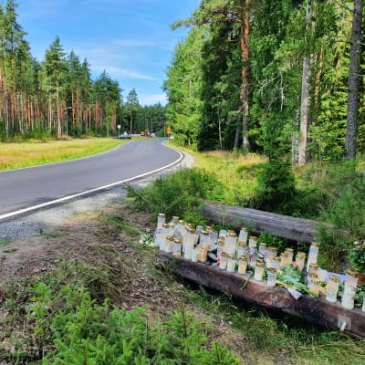Kynttilöitä onnettomuuspaikalla Porin Leppäkorvessa.