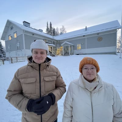 Koittilan seudun kyläseuran puheenjohtaja Ari Viljakainen ja Marikka Viljakainen Koittilan koulun edessä.