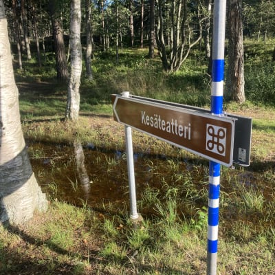 Kosteikon vieressä kyltti kesäteatteri.