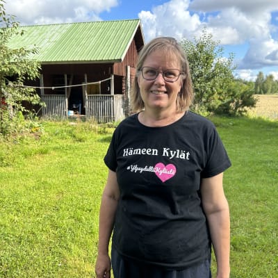 Hämeen kylien kyläasiamies Elina Leppänen kotinsa pihapiirissä.
