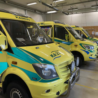 Hoitotason ensihoitaja Anni Keränen kuvattu Sotkamosssa 15.2.2023 juttua varten, joka käsittelee ensihoitajien ajatuksia Kainuun hyvinvointialueen johtajan esittämistä säästö- ja ulkoistamissuunnitelmista.