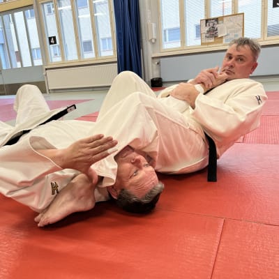 Mikkelin Judon Jari Hämäläinen ja Jussi Kokkola esittelevät judon käsilukkoa.