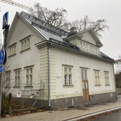 Vanha vaalea puutalo.