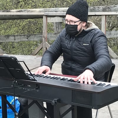 Jesper Eklund spelar keyboard.