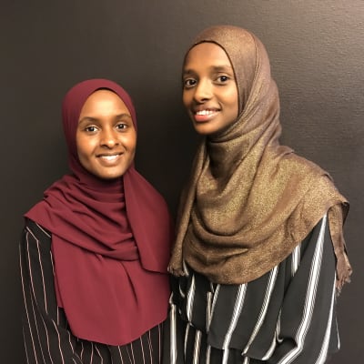 Två unga kvinnor med hijab.