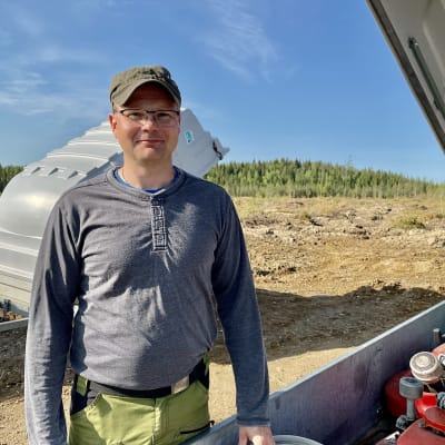 Metsätalous Oy:n suunnittelija Juhani Malinen Kajaanin Otanmäen Haapakuljussa kulotettavaksi valmistellun metsäalueen laidalla.