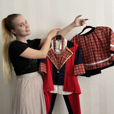 Tekla Kokkonen esittelee cosplaypukua, jolla sijoittui Nordic Cosplay Championship -kilpailussa neljänneksi.