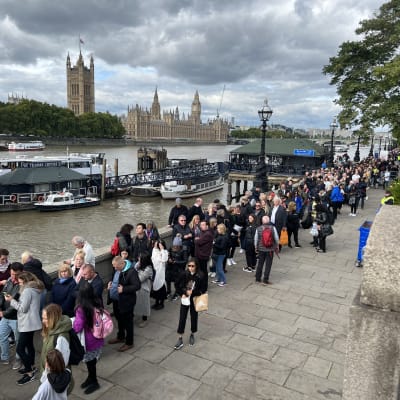 Kilometerlång kö på andra sidan Themsen när folk vill se drottningens kista i Westminster Hall