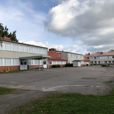 En skola och skolgård av asfalt. Ekenäs högstadieskola.