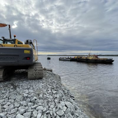 Kaivuri, laiva ja vene Lieksassa paikassa, johon upposi kolme metsätyökonetta.
