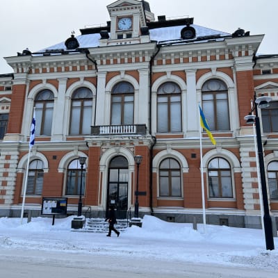 Ukrainan ja Suomen liput liehuvat Kuopion kaupungintalon edessä helmikuussa Venäjän hyökkäyssodan vuosipäivänä.