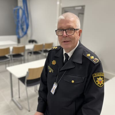 Pelastusjohtaja Jaakko Pukkinen istuu Kokkolan uuden paloaseman salissa. 