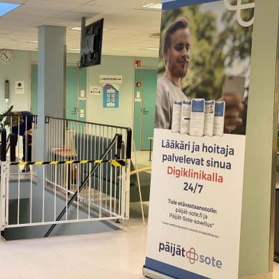 Päijät-Soten digiklinikasta kertova mainoskyltti Iitin terveysaseman aulassa. 