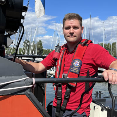 Espoon Meripelastajien päivystävä päällikkö Markus Nikander tähystyspaikalla veneen kannella. 