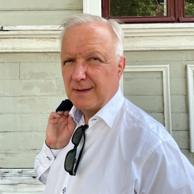 Suomen Pankin pääjohtaja Olli Rehn kuvattuna Sodan ja rauhankeskus Muistin kahvilan takana Mikkelissä.