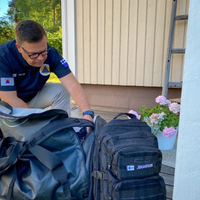 Pelastusjohtaja Peter Johansson Itä-Uudenmaan pelastuslaitokselta pakkaa tavaroita Kreikan matkaa varten.