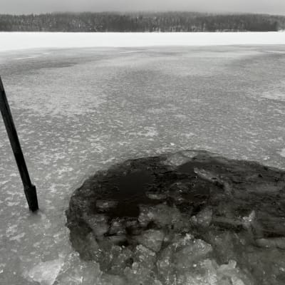 Lähikuvaa järven jäällä olevasta sulasta kohdasta.