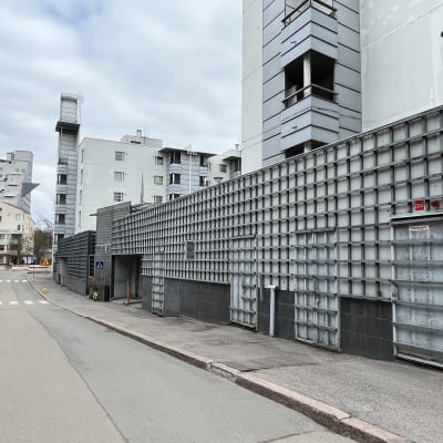 Utsidan av ett parkeringshus vid Permargränden i Helsingfors.
