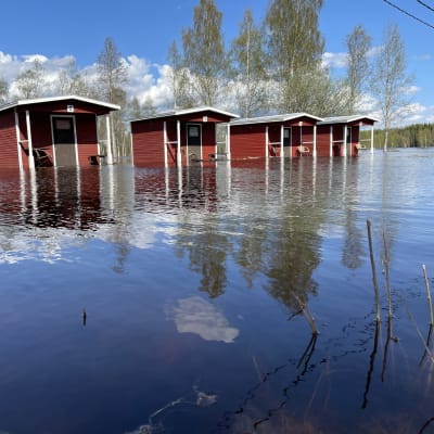 Leirintäalueen mökkejä tulvaveden vallassa.