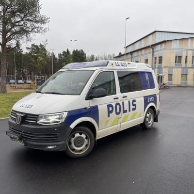 Poliisiauto Ivalon koulun edustalla 