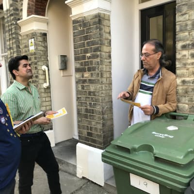 Kandidaterna Graham Colley (t.v.) och Hussain Khan knackar dörr i stadsdelen Vauxhall. Invånaren Riz Gary är tveksam.