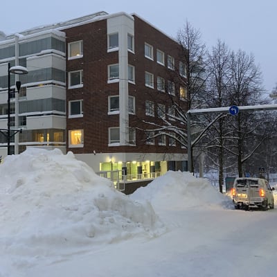 Joulukuisen lumimyrskyn jäljiltä tehtyjä lumikasoja Raatihuoneenkadun varrella Hämeenlinnassa.