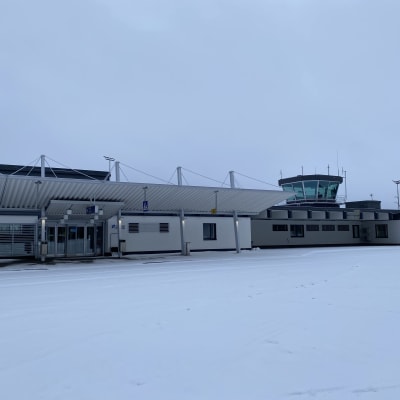 Autio Savonlinnan lentoasema talvisena päivänä. 