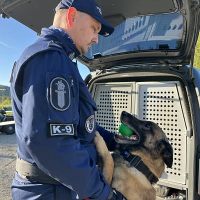 Ylikonstaapeli Tuukka Pettersson Hämeen poliisilaitokselta palkitsee Jura-koiran pallolla.