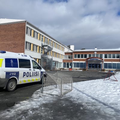 Poliisiauto seisoo Rantavitikan koulun pihalla oven edustalla
