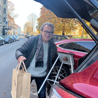 Magnus Löfving pakkaa autoaan Hesperianpuistossa Helsingissä.