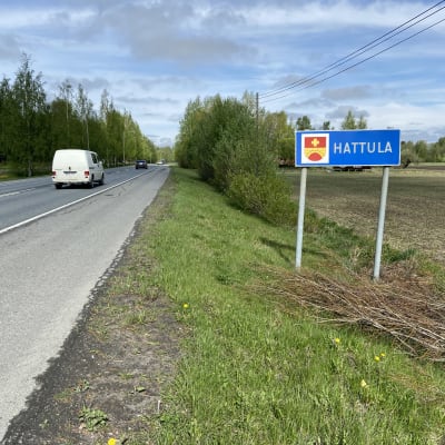 Kuva Hattulan kuntakyltistä tieltä 57 Hämeenlinnasta ajettaessa. Kuvassa myös autoja ajamassa Hattulan suuntaan.