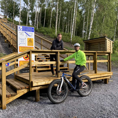 Två herrar poserar invid motionstrappa