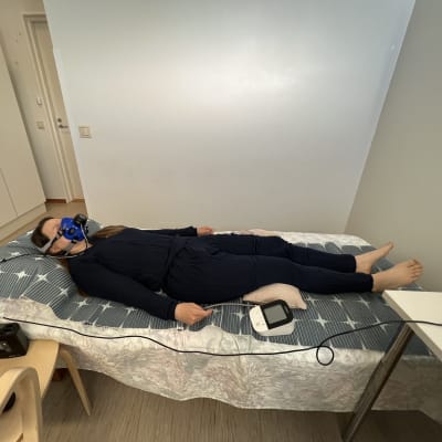 Linnea Rasmus kylmäaltistustutkimuksessa Inarissa.