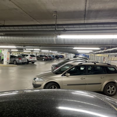 Autoja pysäköitynä Kuopion toriparkin parkkihallissa.