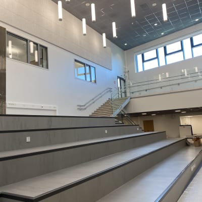 En stor aula med trappor i en ny skolbyggnad.