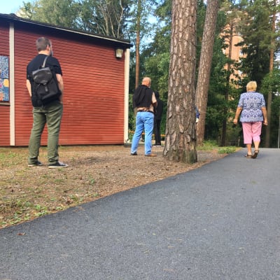 Människor står och väntar för att få coronatesta sig i Kråkkärret i Åbo.